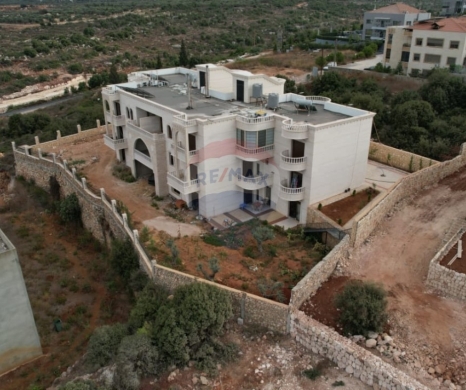 عقارات تجارية للبيع في دده - R9-3004 Whole Building for Sale in Deddeh Koura - 6 Apartments + Duplex, 1,988 m² Land