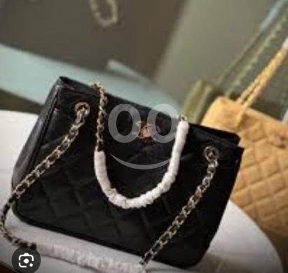 Clothes, Footwear & Accessories in Beirut City - حقيبة يد جلدية فاخرة مبطنة باللون الأسود