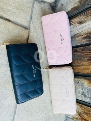 Vêtements, chaussures et accessoires dans Beyrouth - Elegant Leaf-Quilted Long Wallets for Women