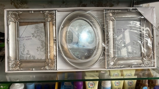 Dégagement de la maison dans Minieh - Elegant 3-Piece Silver-Toned Photo Frame and Mirror Set - Vintage Style Home Decor (10$)