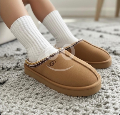 Clothes, Footwear & Accessories in Halba - Kids&#039; Classic Winter Ugg Boots - Sizes 30-35 - Special Offer: 2 pairs for $20!