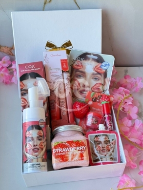 Health & Beauty in Zahleh - مجموعة هدايا الفراولة للعناية المتكاملة والجمال | Sweet Strawberry 9-Piece Self-Care Beauty Gift Set