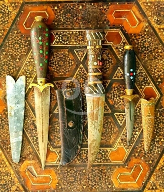 Antiques & Collectibles في البترون - مجموعة من 3 خناجر جزينية أثرية - فن التراث اللبناني العريق في قطعة واحدة