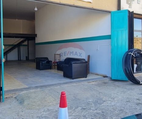 Commercials for rent dans Btouratij - R9-3033 Showroom for Rent in Btouratij Koura - 485 m², 2 Floors, Warehouses