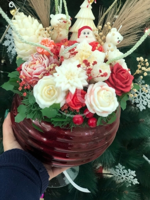 Health & Beauty in Ain Ab - تنسيق شموع معطرة فاخرة بتصميم كريسماس مميز | Luxury Christmas Scented Candle Arrangeme in Red Vase