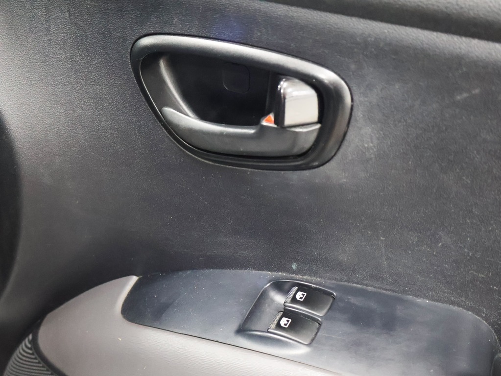 HYUNDAI i10 - Image 10