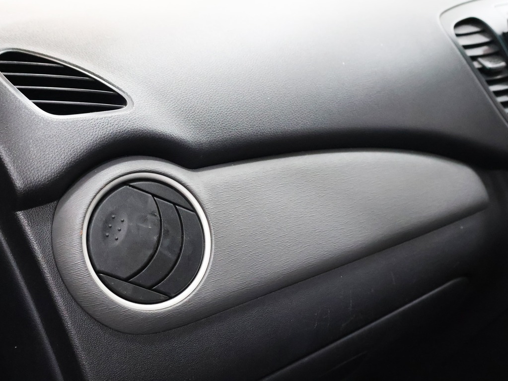 HYUNDAI i10 - Image 17