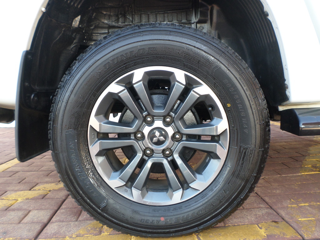 MITSUBISHI TRITON TRITON 2.4 Di-DC 4X4 A/T P/U D/C