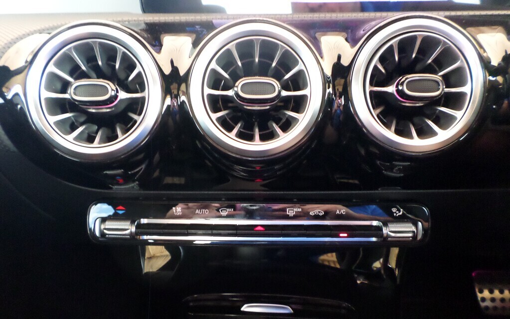 MERCEDES-BENZ CLA CLA 200 A/T