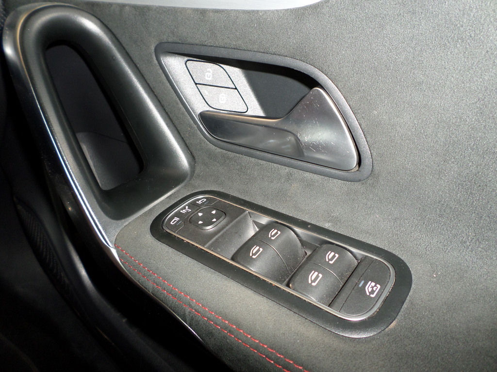 MERCEDES-BENZ CLA CLA 200 A/T