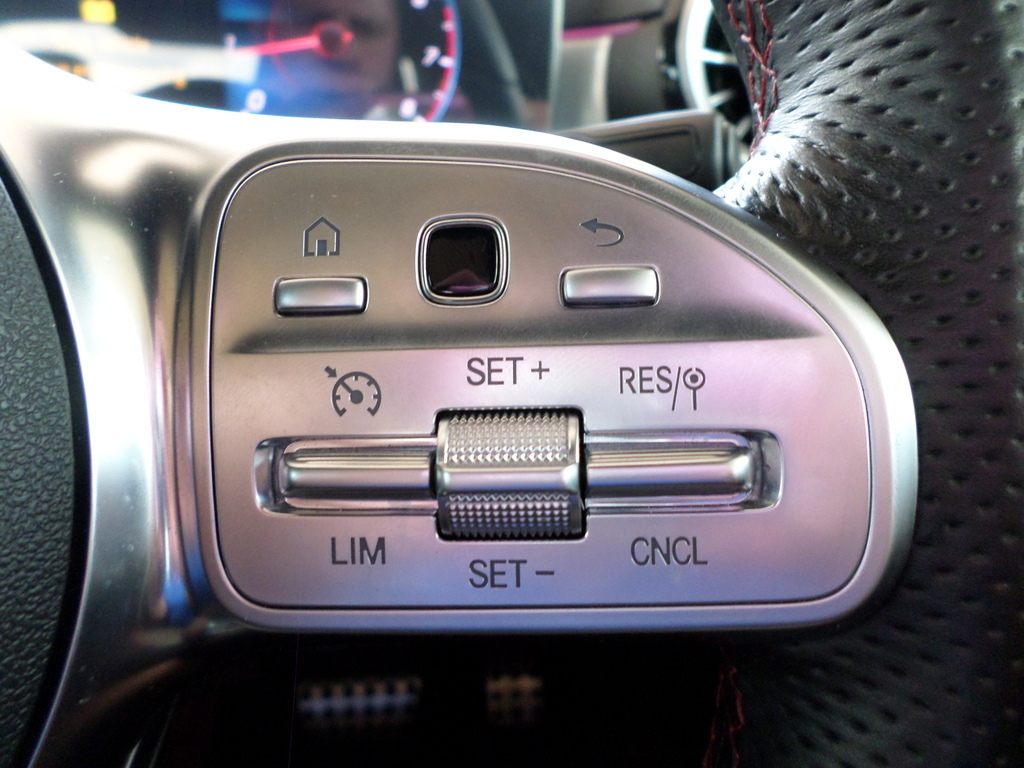 MERCEDES-BENZ CLA CLA 200 A/T