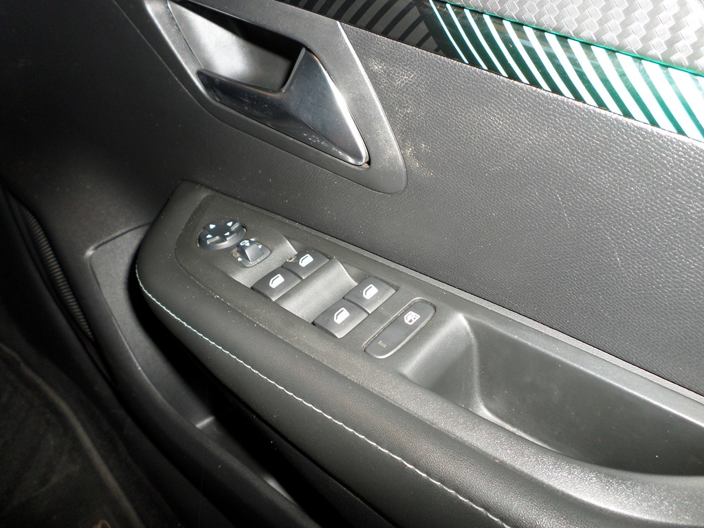 PEUGEOT 208 208 1.2T ALLURE A/T