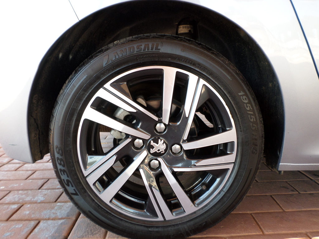 PEUGEOT 208 208 1.2T ALLURE A/T