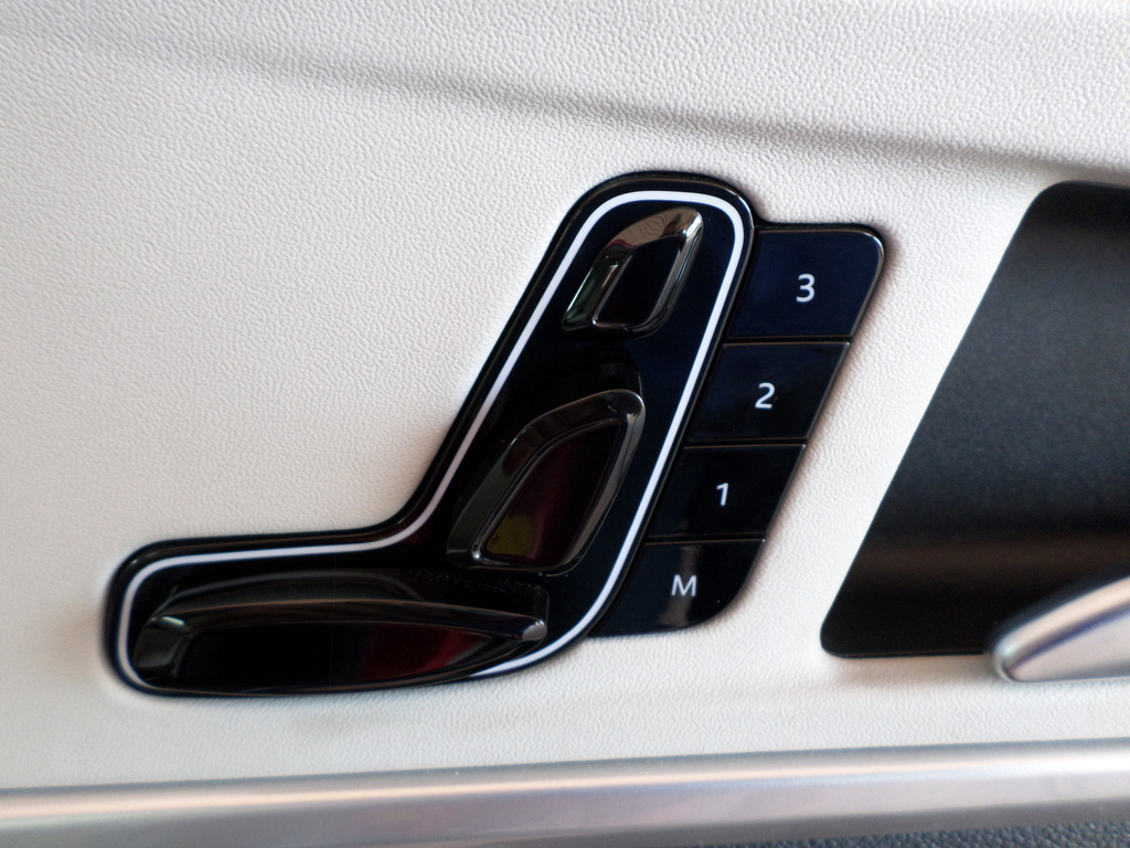 MAHINDRA XUV 700 XUV 700 2.0 AX7L A/T (7 SEATER) - 15