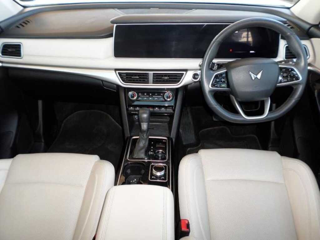 MAHINDRA XUV 700 XUV 700 2.0 AX7L A/T (7 SEATER)