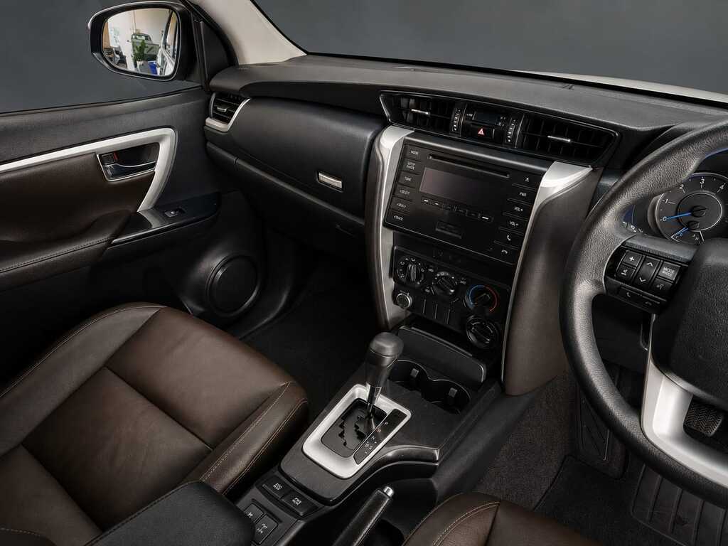 TOYOTA FORTUNER FORTUNER 2.4GD-6 4X4 A/T - 6