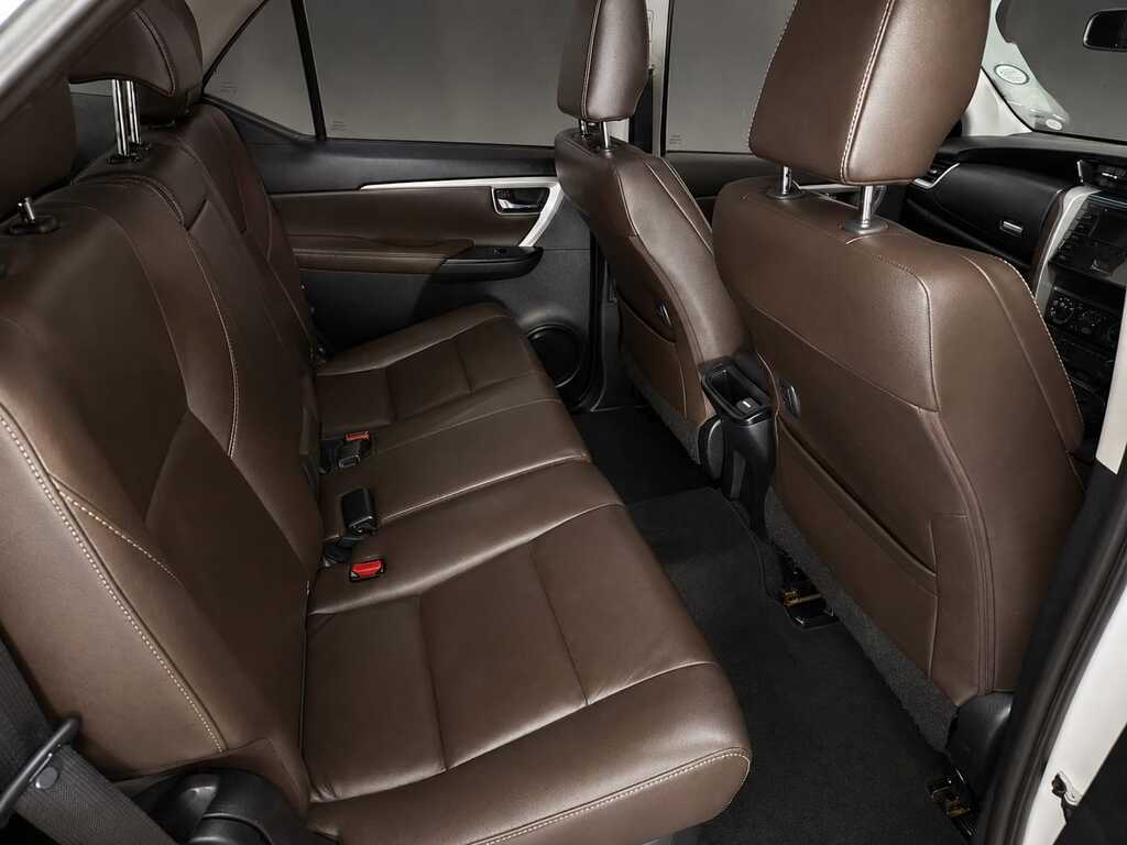 TOYOTA FORTUNER FORTUNER 2.4GD-6 4X4 A/T - 8