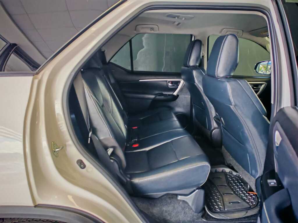 TOYOTA FORTUNER FORTUNER 2.4GD-6 R/B A/T