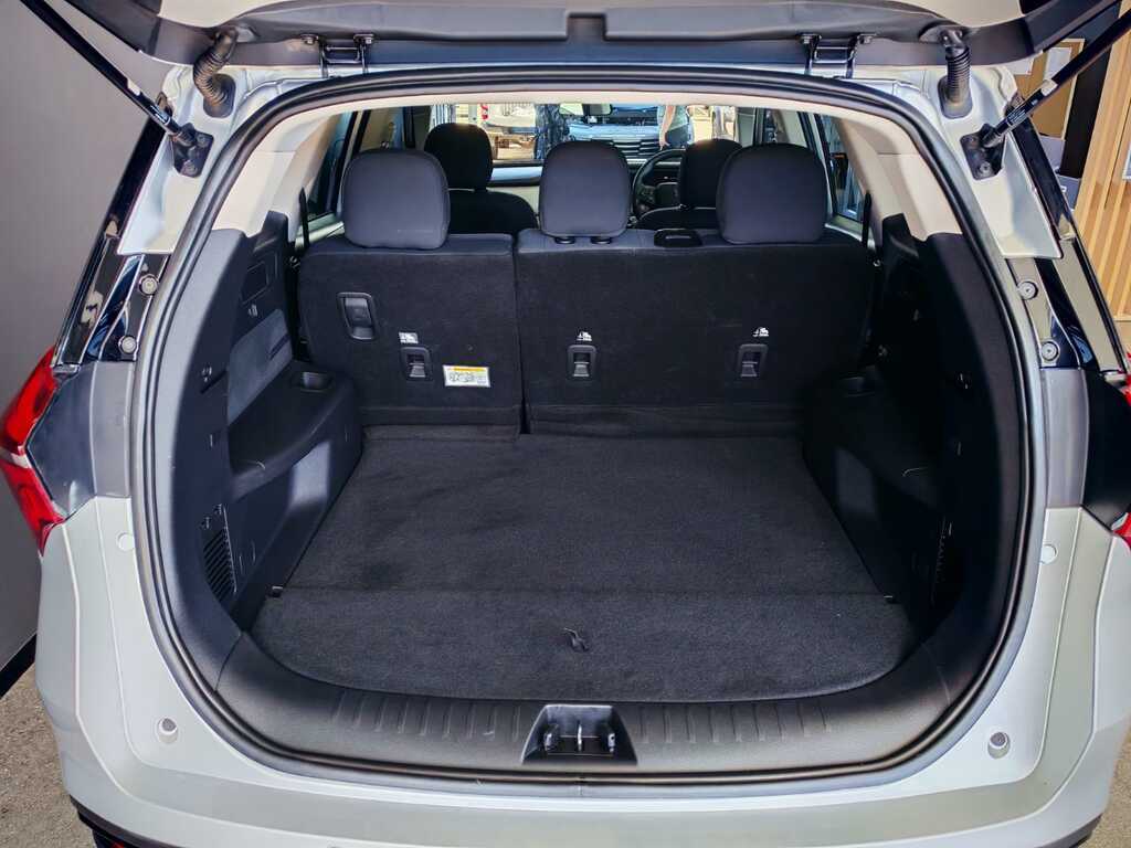 MAHINDRA XUV 700 XUV 700 2.0 AX5 A/T - 7