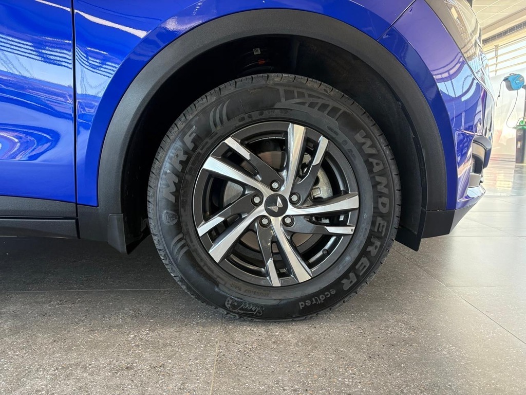 MAHINDRA XUV 700 XUV 700 2.0 AX5 A/T - 8