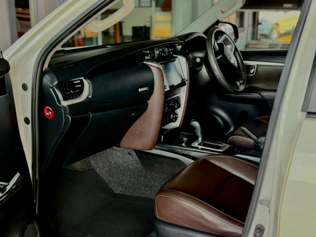 TOYOTA FORTUNER FORTUNER 2.4GD-6 4X4 A/T - 19