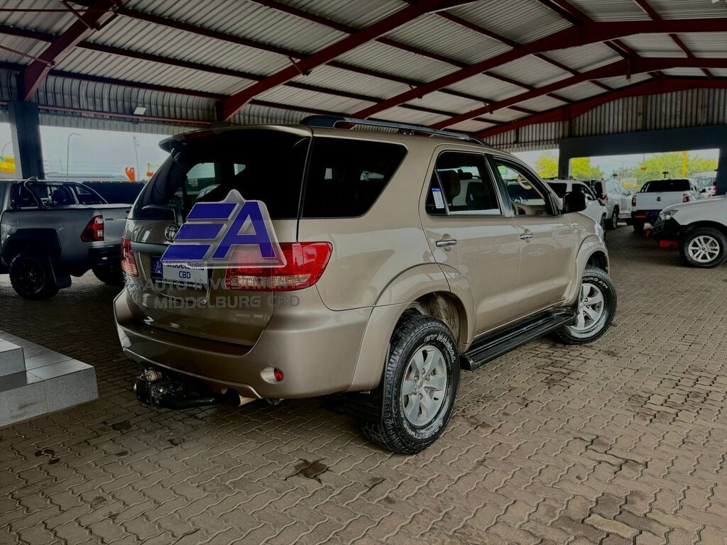 TOYOTA FORTUNER FORTUNER 3.0D-4D RAISED BODY