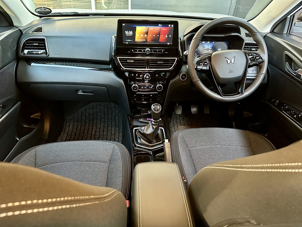 MAHINDRA XUV3XO XUV3XO 1.2T AX5