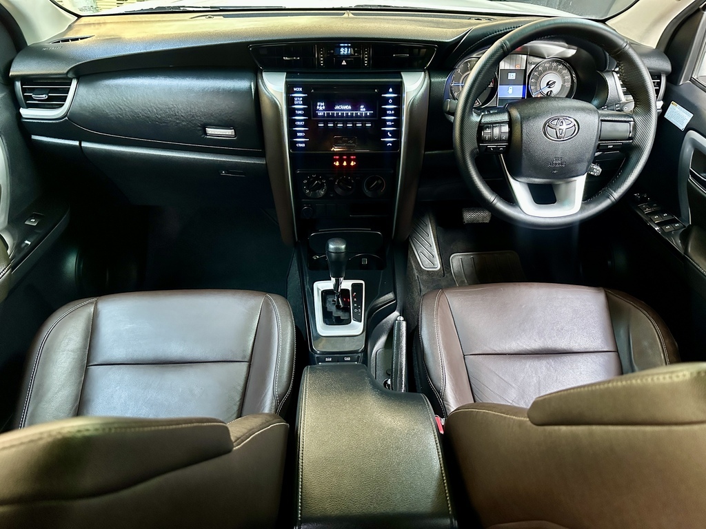 TOYOTA FORTUNER FORTUNER 2.4GD-6 R/B A/T - 12
