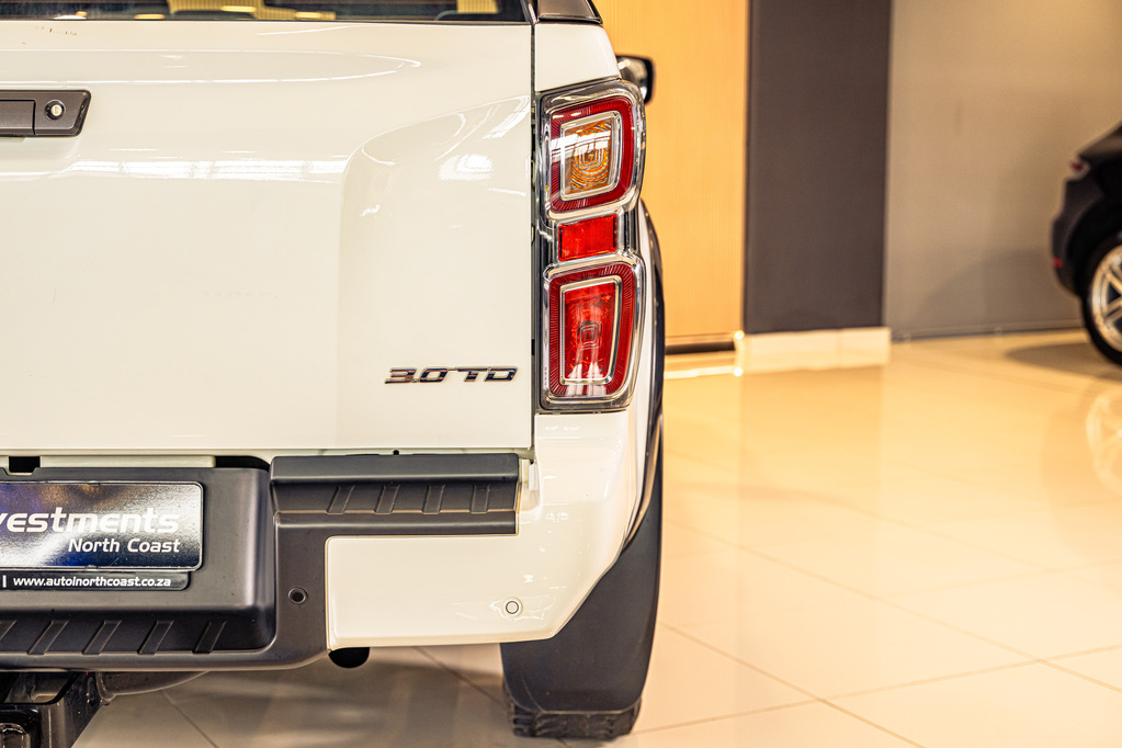 ISUZU D-MAX D-MAX 3.0 Ddi V-CROSS HR 4X4 A/T D/C P/U - 17