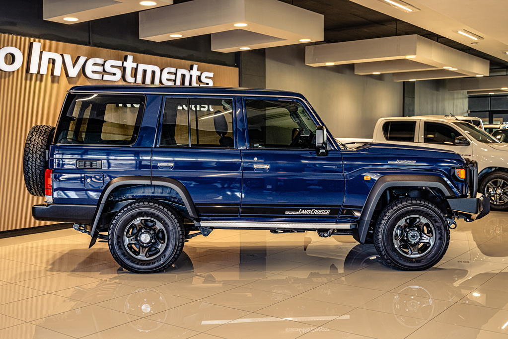 TOYOTA LAND CRUISER 70 LANDCRUISER 76 2.8 GD-6 VX S/W A/T - 8