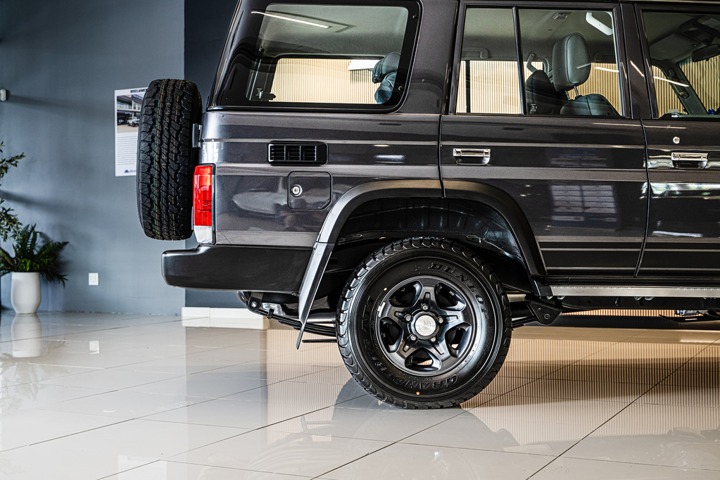 TOYOTA LAND CRUISER 76 LANDCRUISER 76 2.8 GD-6 VX S/W A/T