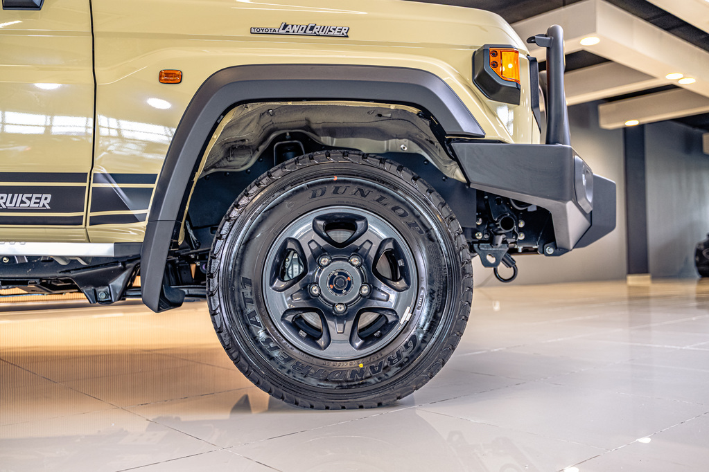 TOYOTA LAND CRUISER 76 LANDCRUISER 76 2.8 GD-6 VX S/W A/T - 12