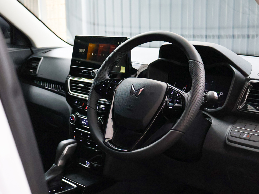 MAHINDRA XUV3XO XUV3XO 1.2T AX5 A/T