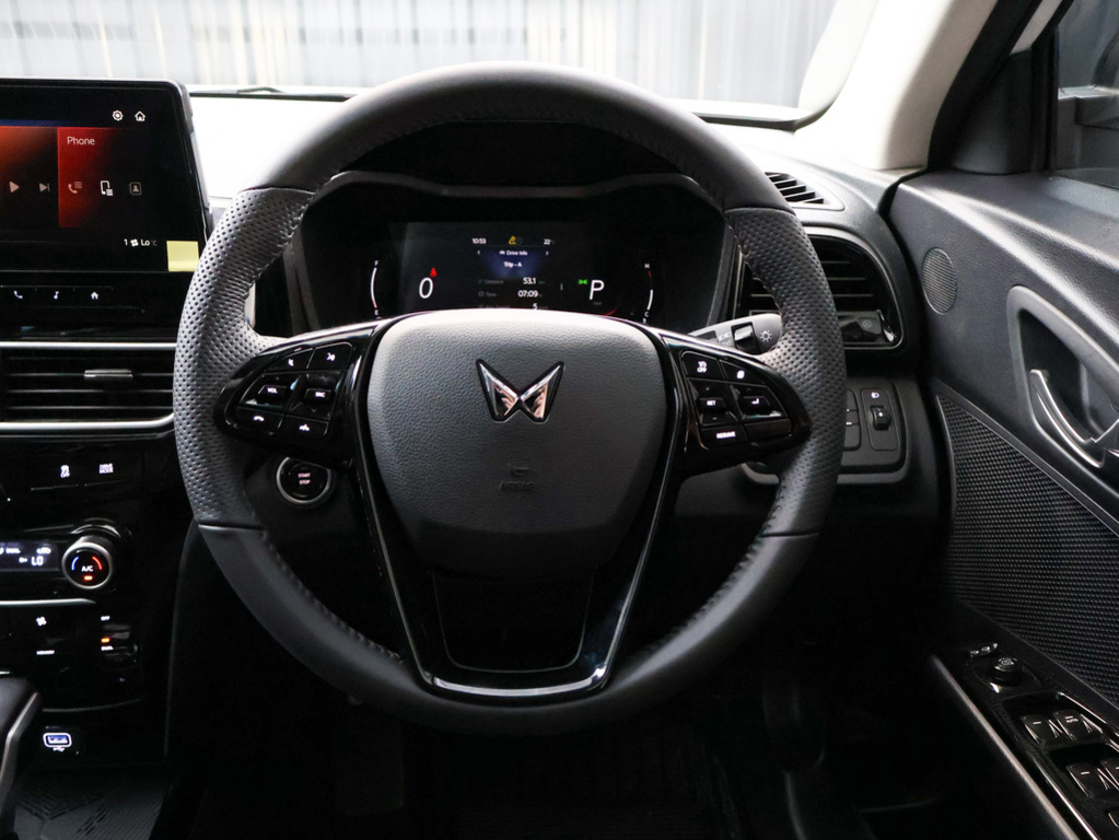 MAHINDRA XUV3XO XUV3XO 1.2T AX5 A/T