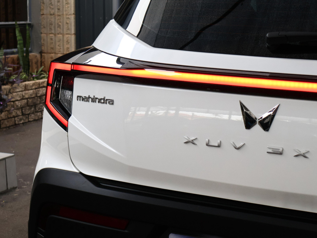 MAHINDRA XUV3XO XUV3XO 1.2T AX5 A/T