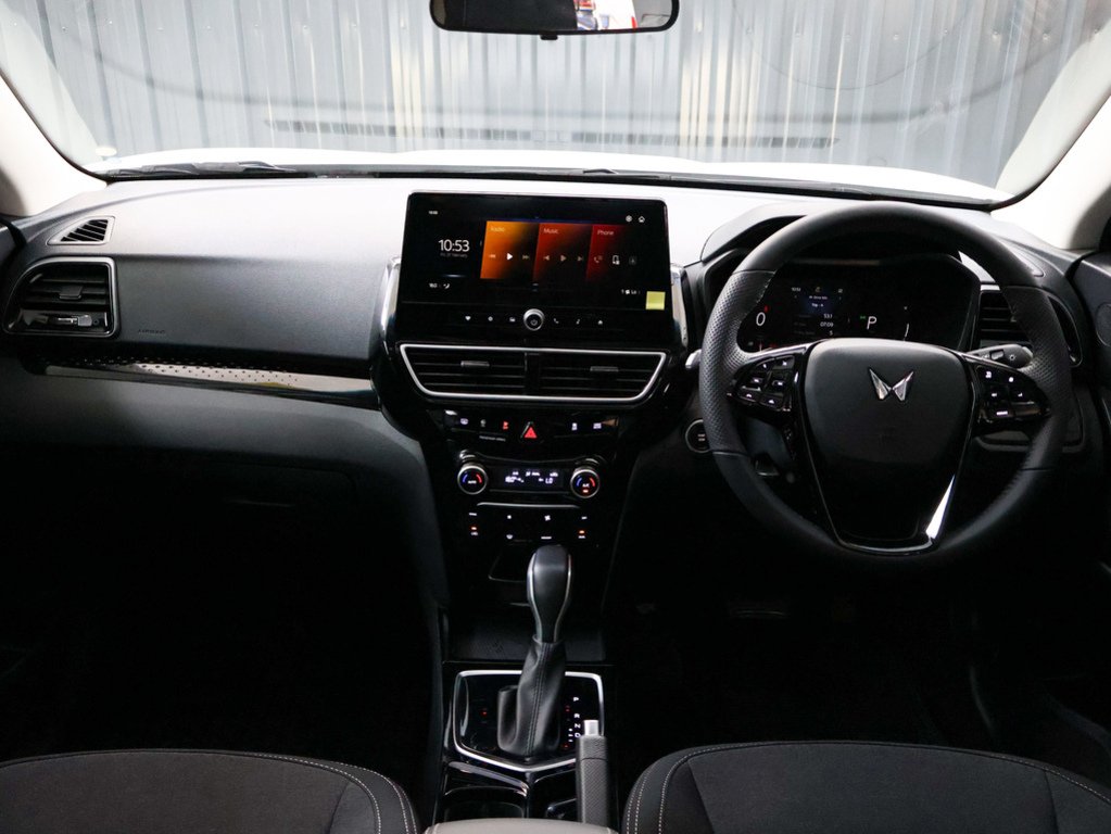 MAHINDRA XUV3XO XUV3XO 1.2T AX5 A/T