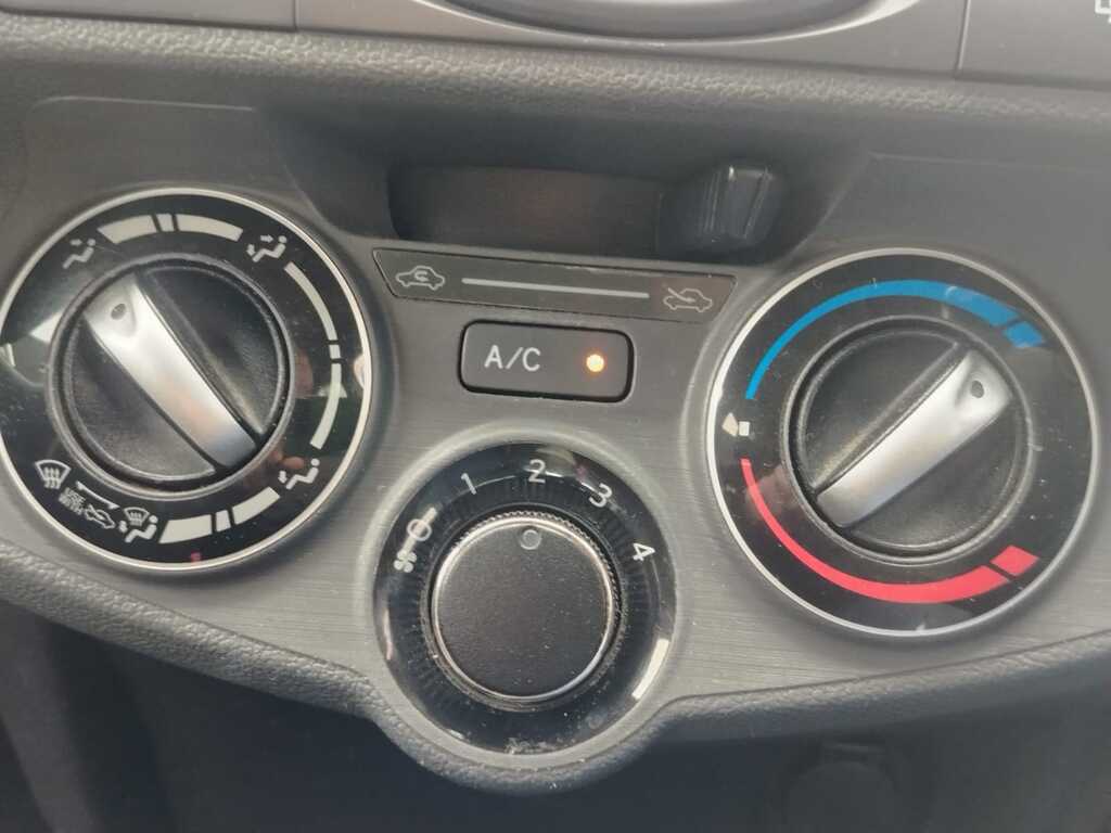 2013 Toyota Etios — photo 10