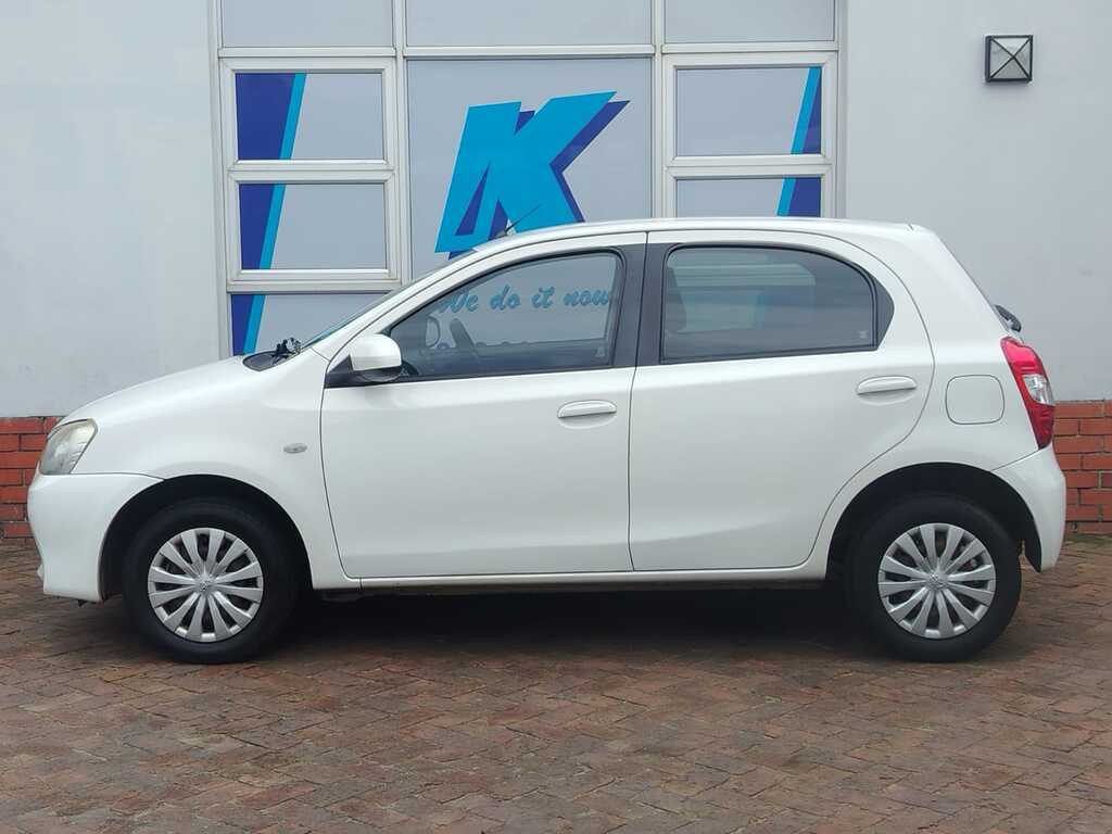 2013 Toyota Etios — photo 5