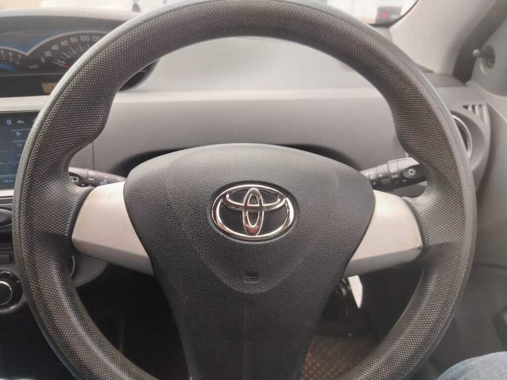 2013 Toyota Etios — photo 8