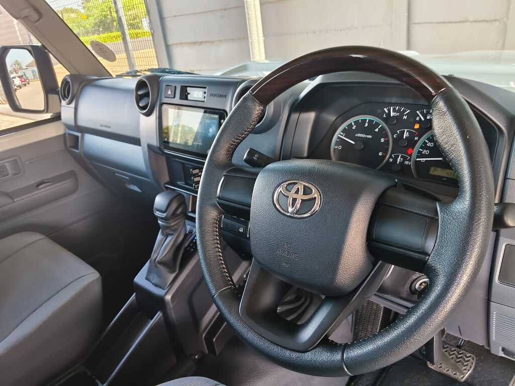 Toyota Land Cruiser Pick Up - View 10