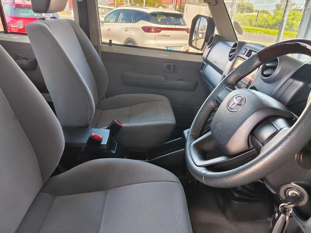 Toyota Land Cruiser Pick Up - View 11
