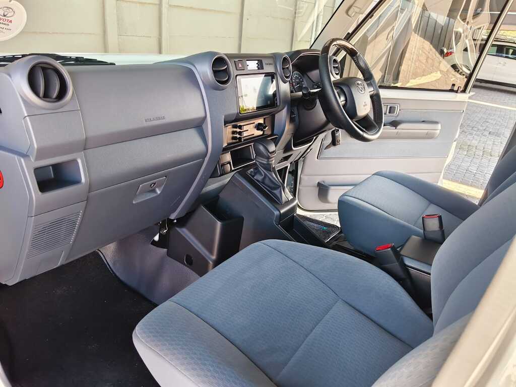Toyota Land Cruiser Pick Up - View 12