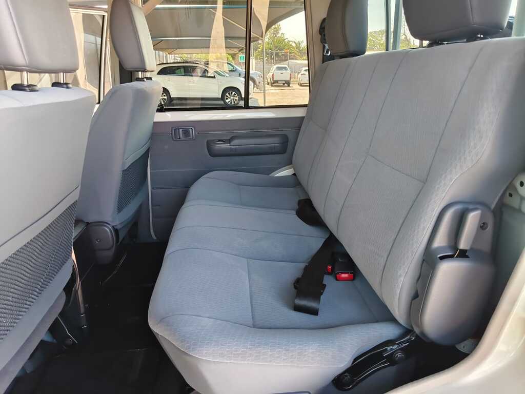 Toyota Land Cruiser Pick Up - View 13