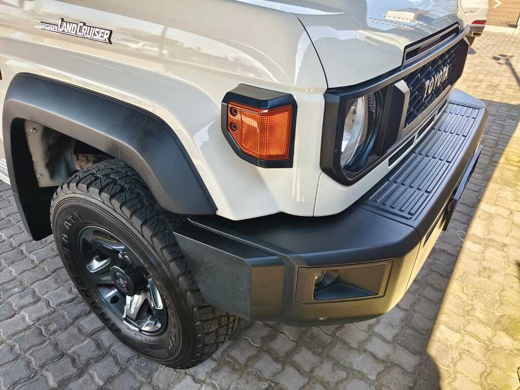 Toyota Land Cruiser Pick Up - View 17