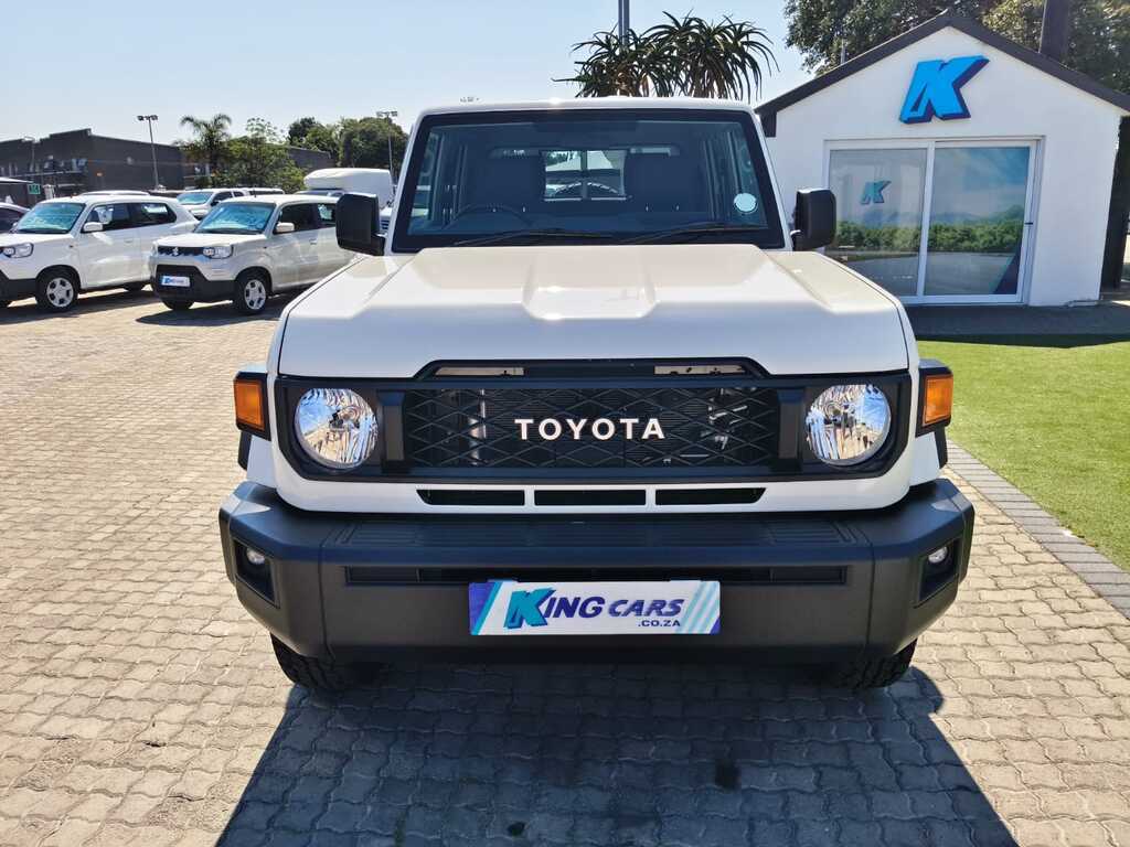 Toyota Land Cruiser Pick Up - View 2