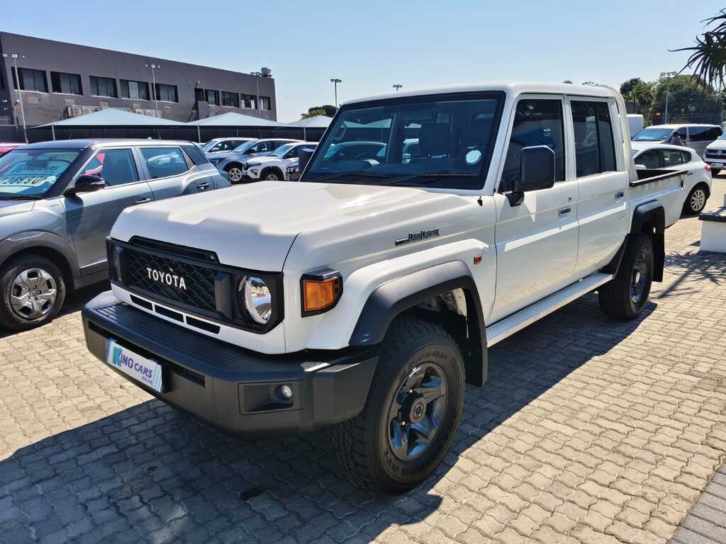 Toyota Land Cruiser Pick Up - View 3
