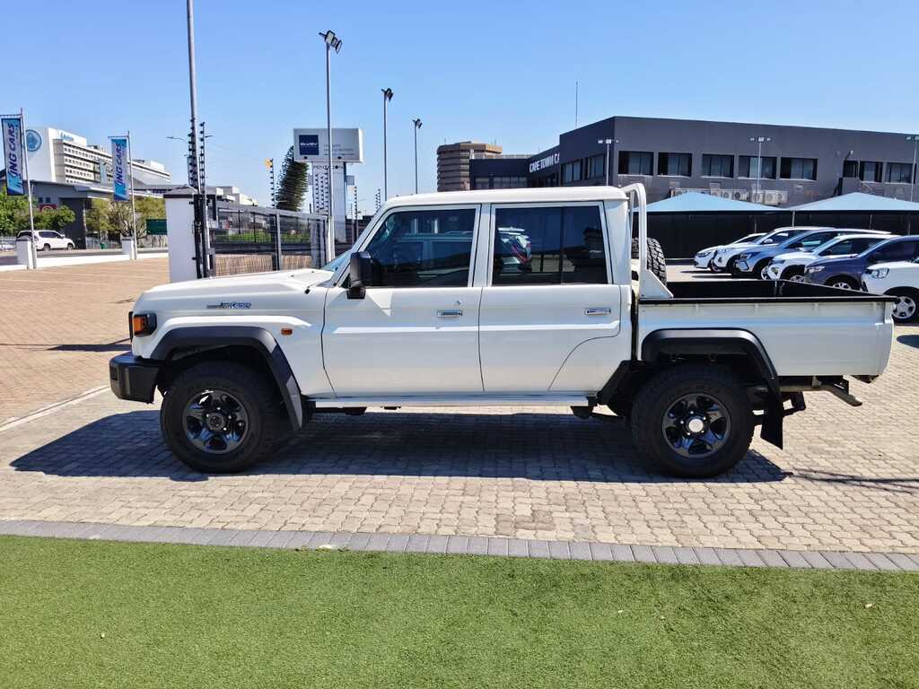 Toyota Land Cruiser Pick Up - View 4