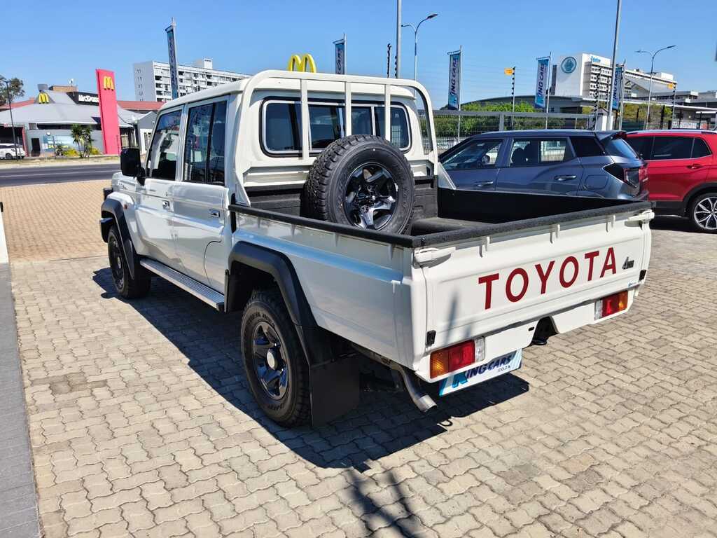 Toyota Land Cruiser Pick Up - View 5