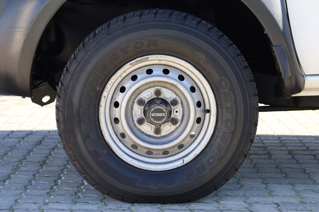 Nissan Hardbody - View 7