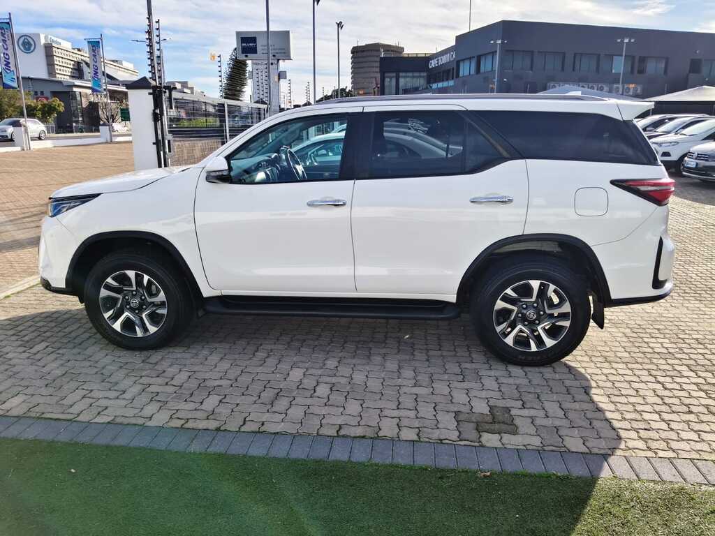 Toyota Fortuner - View 4